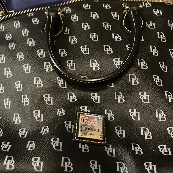 Dooney & Bourke dome Leather shoulder purse with crops body strap - Picture 2 of 9